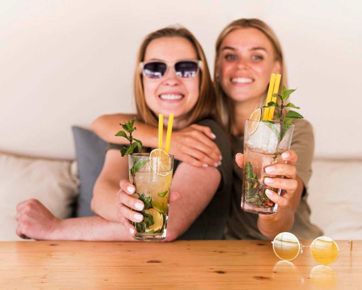GIRLS ENJOYING SUMMER REFRESHING DRINKS